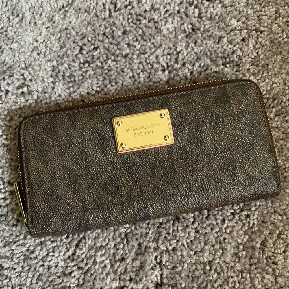 Michael Kors Zipper Wallet